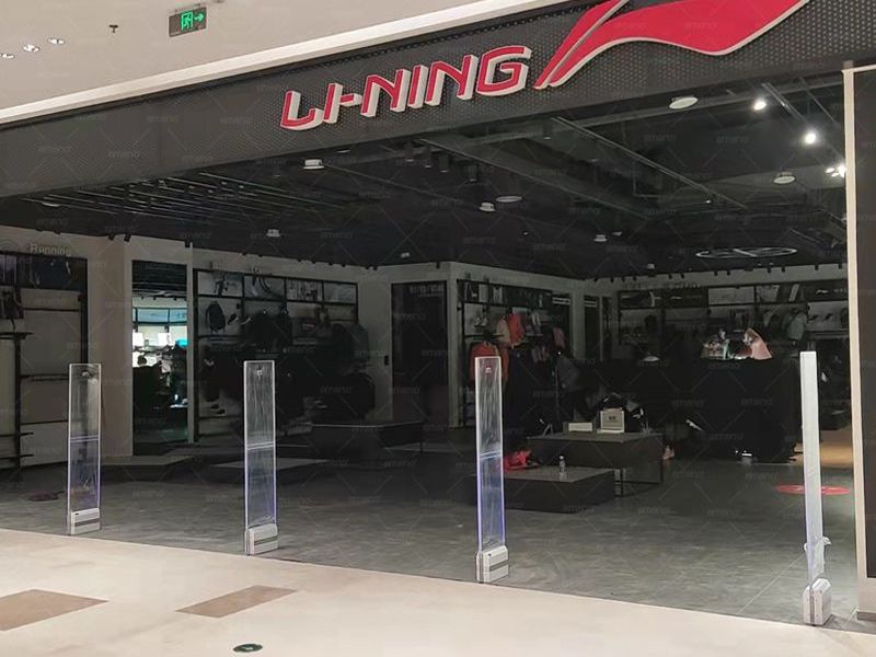 В фирменном магазине Li Ning установлено кубическое акустическое магнитное противоугонное устройство AM9800