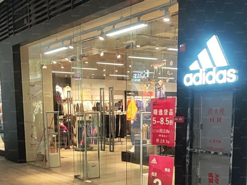 В фирменном магазине Adidas установлено противоугонное устройство для магазина одежды Cuba Beauty AM6208