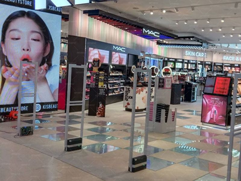 В магазине KIS Cosmetics установлена ​​противоугонная система AM8208